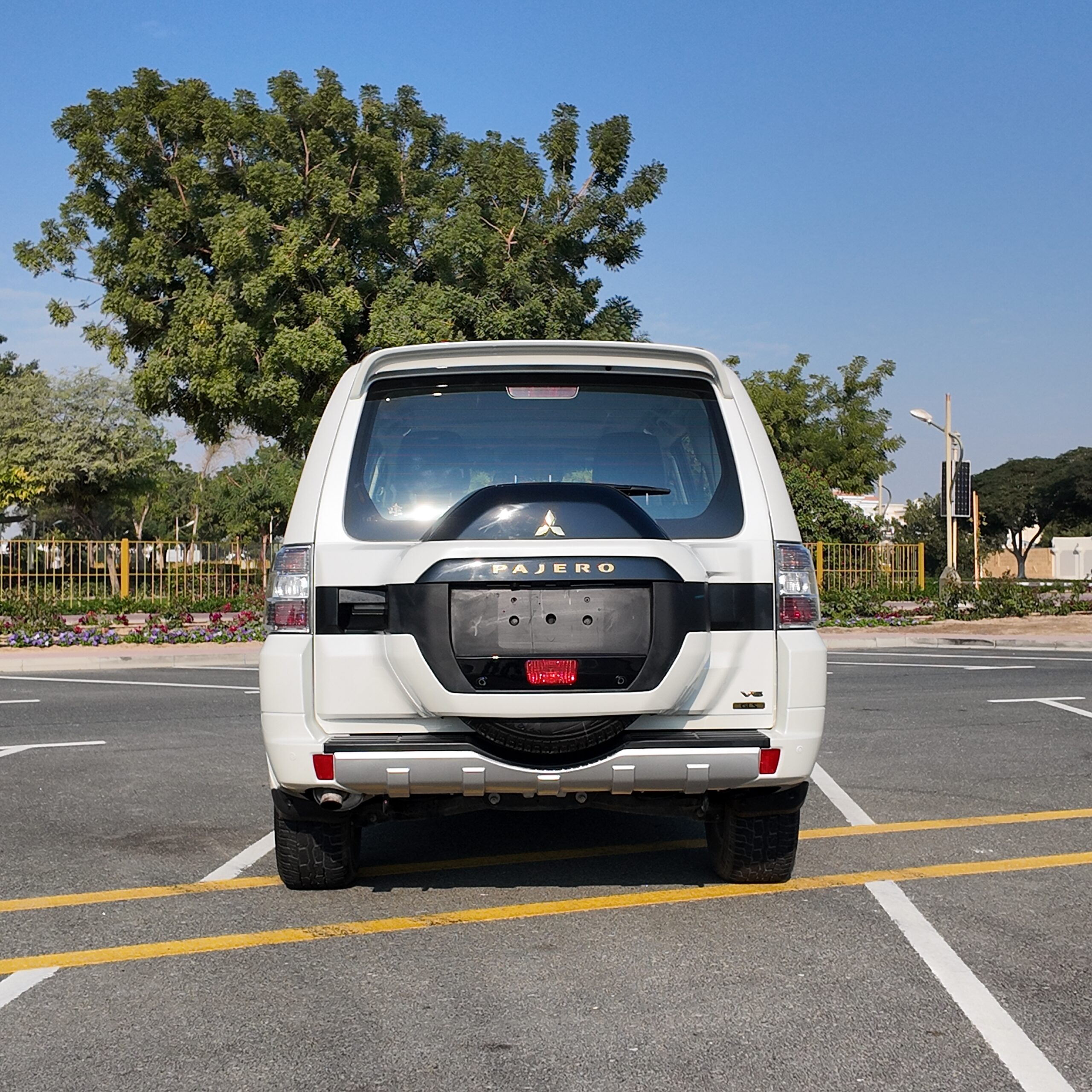 
								2022 | Mitsubishi Pajero 3.5 L | White Pearl Color full									
