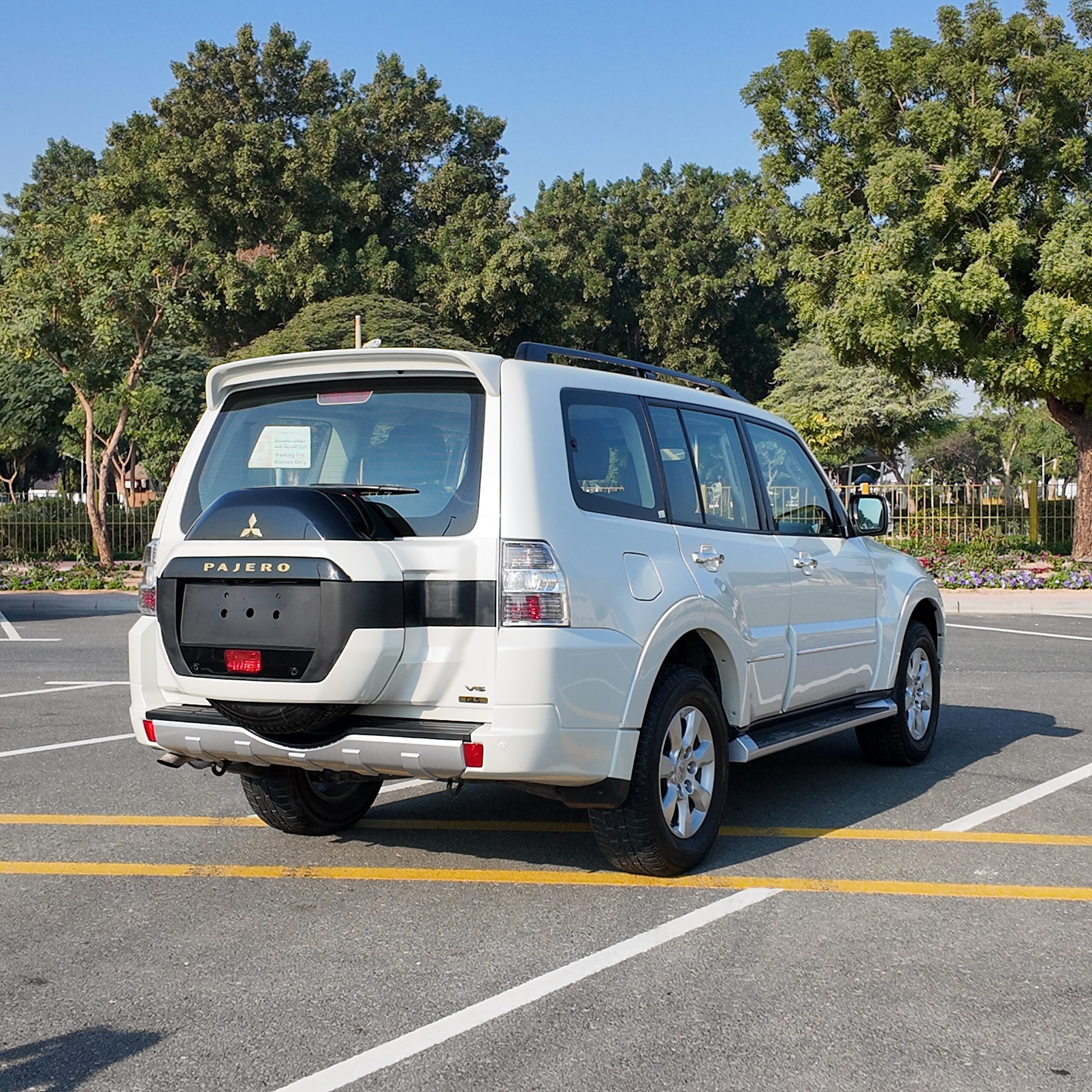 
								2022 | Mitsubishi Pajero 3.5 L | White Pearl Color full									