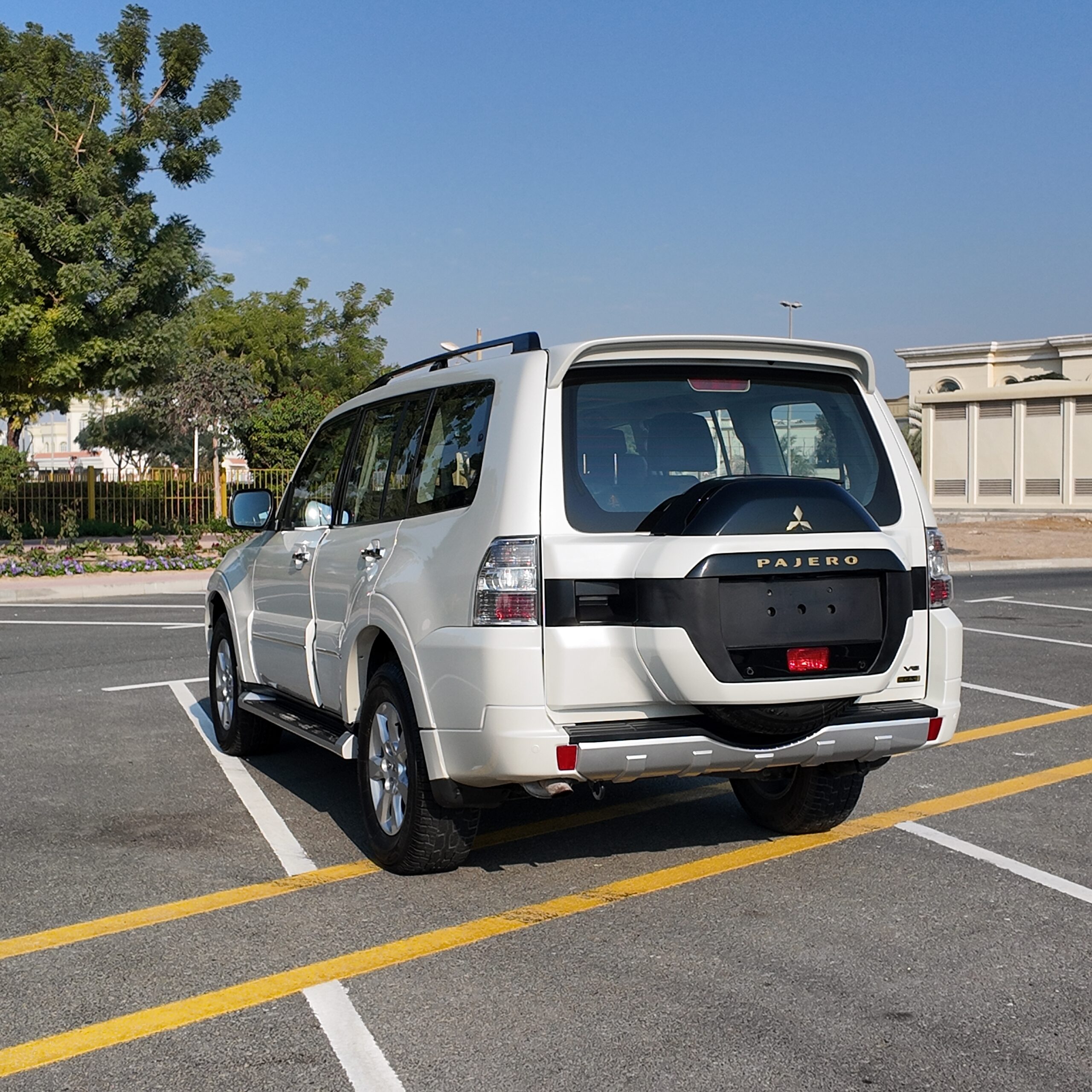 
								2022 | Mitsubishi Pajero 3.5 L | White Pearl Color full									