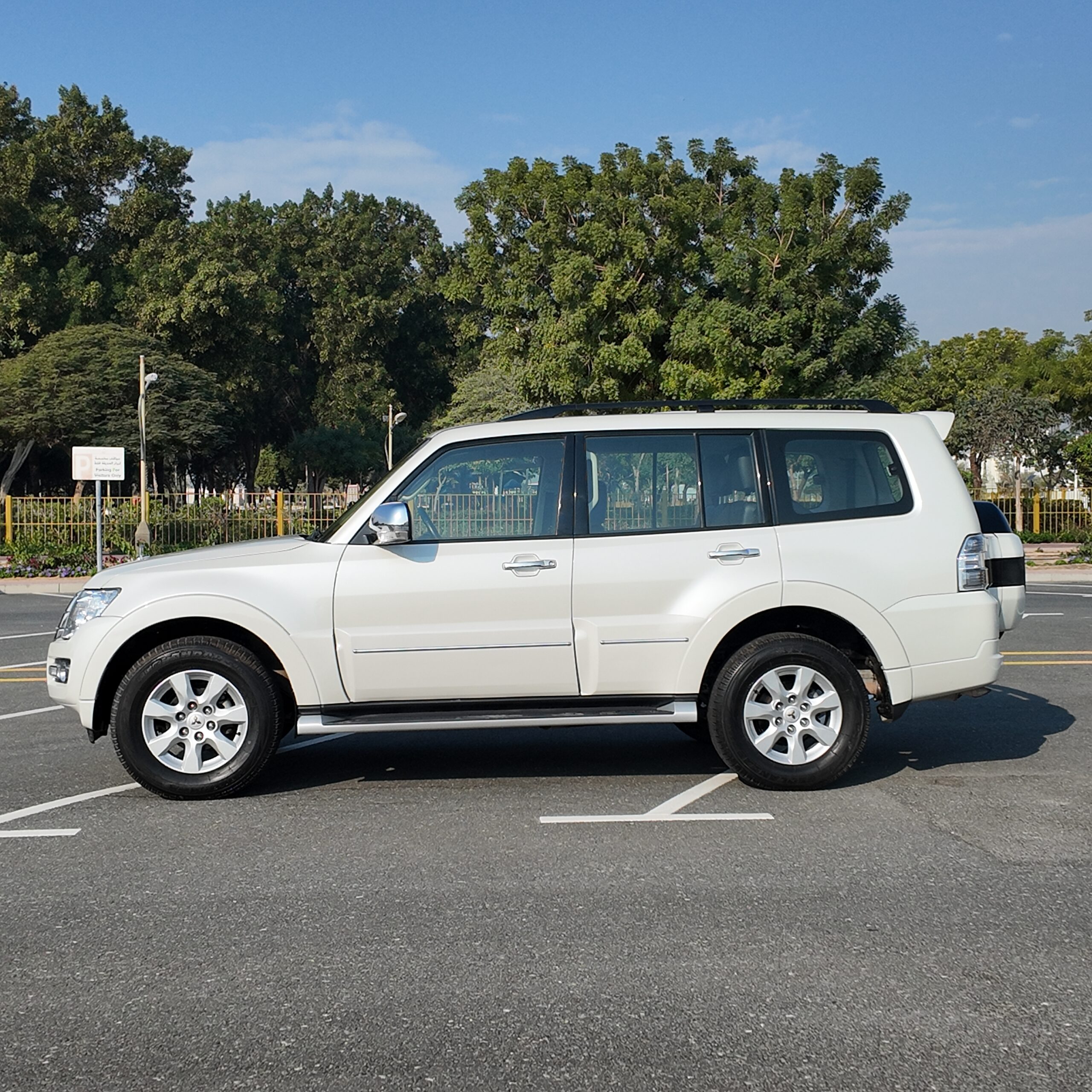 
								2022 | Mitsubishi Pajero 3.5 L | White Pearl Color full									