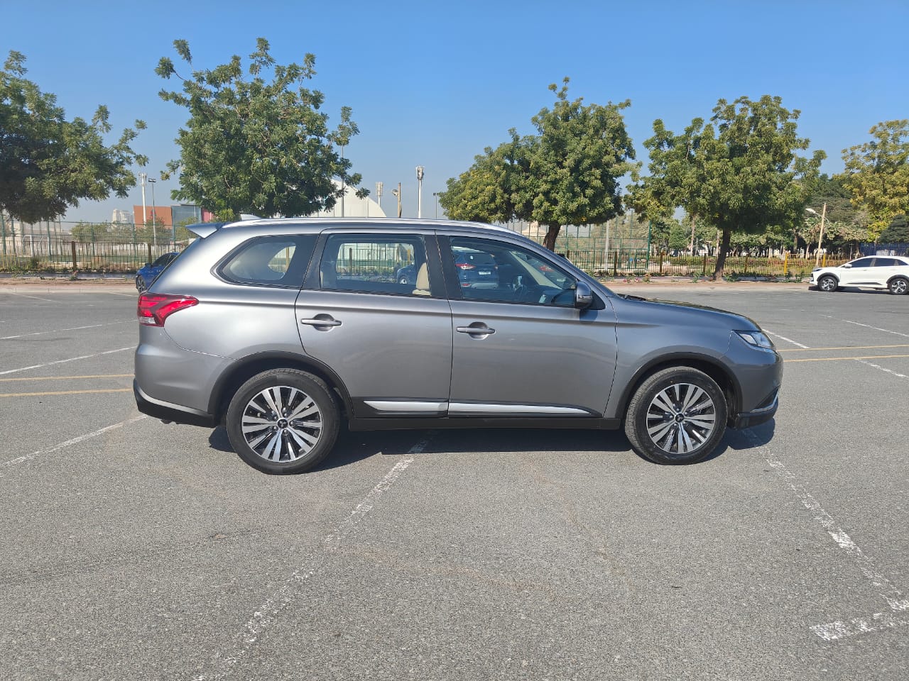 
								2021 | Mitsubishi Outlander 2.5 L | Grey full									