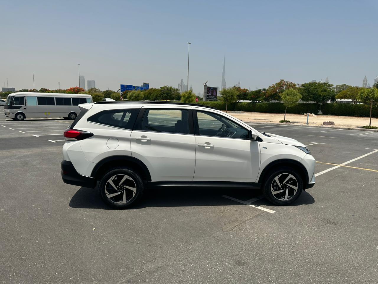 
								2022 | Toyota Rush 1.5 l EX | White full									
