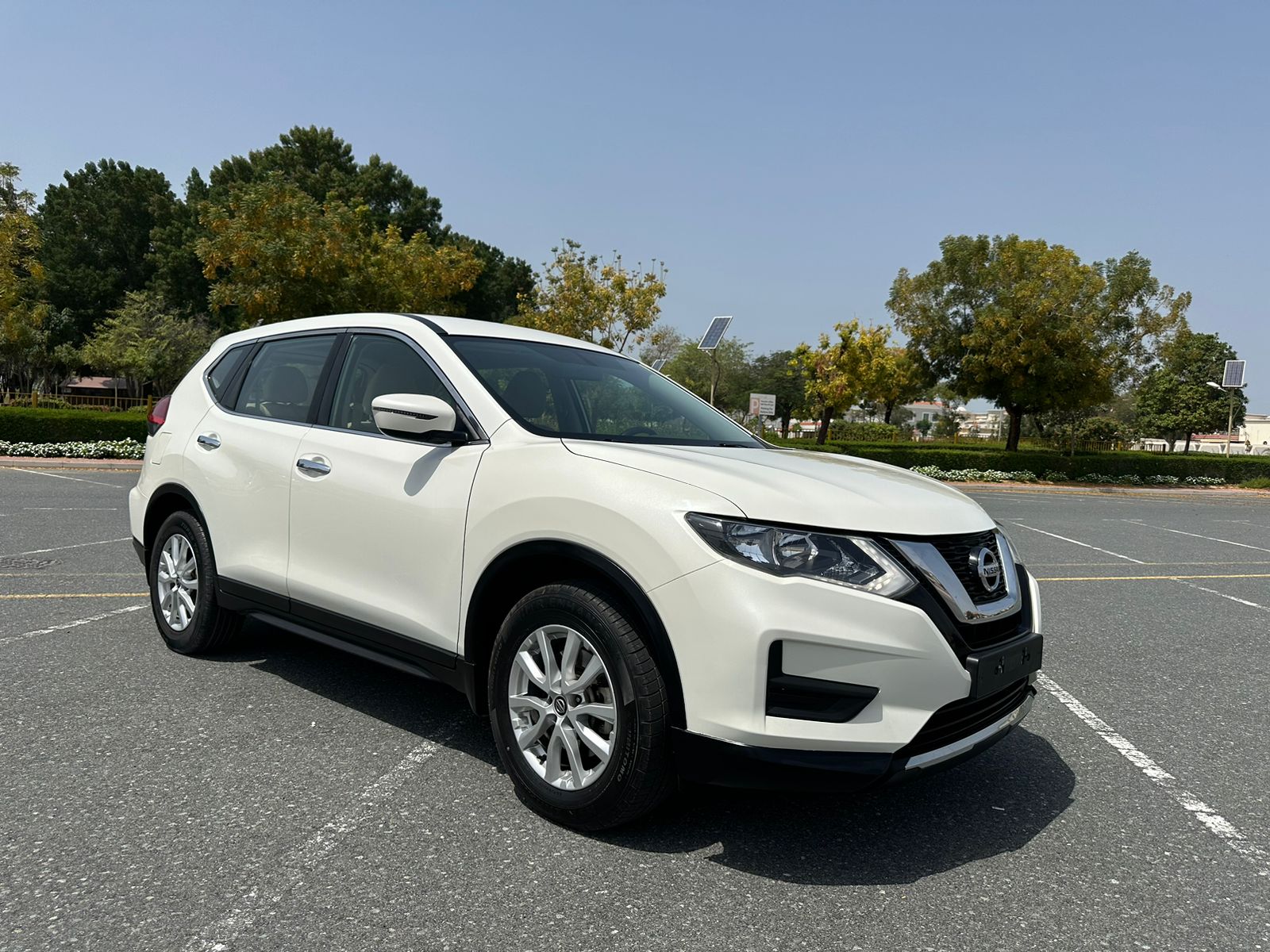 
								2021 | Nissan X-Trail 2.5L | White full									