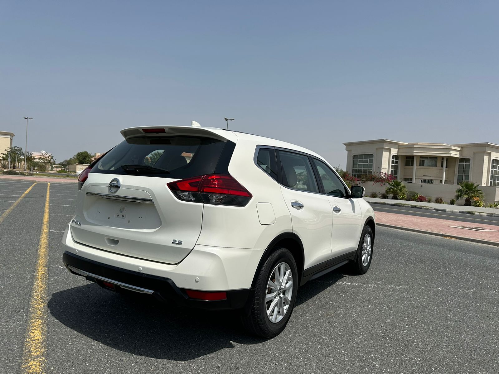 
								2021 | Nissan X-Trail 2.5L | White full									
