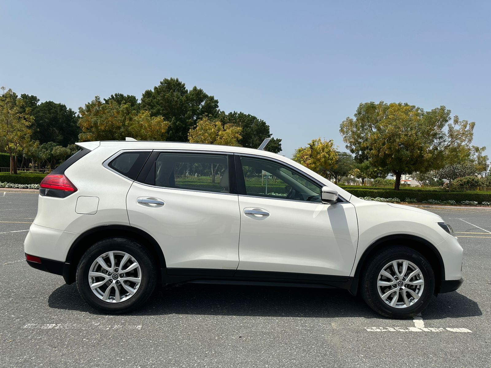 
								2021 | Nissan X-Trail 2.5L | White full									
