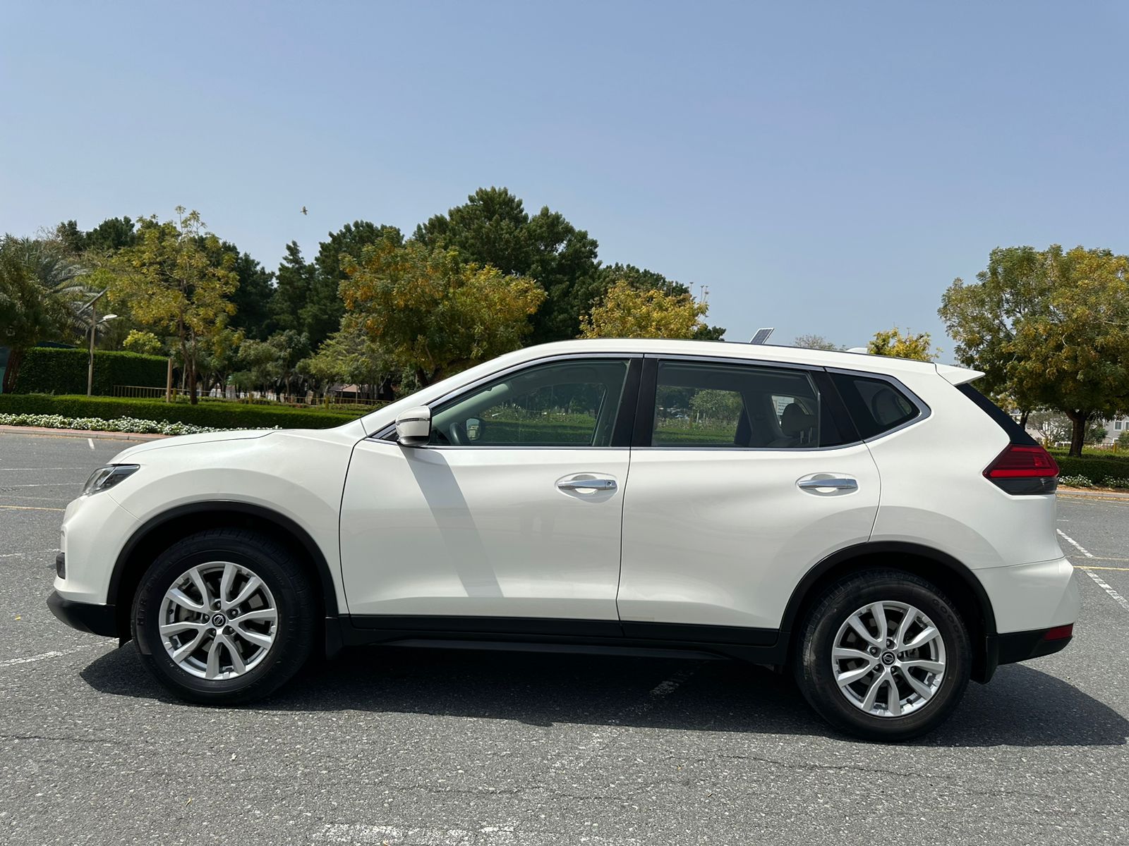 
								2021 | Nissan X-Trail 2.5L | White full									
