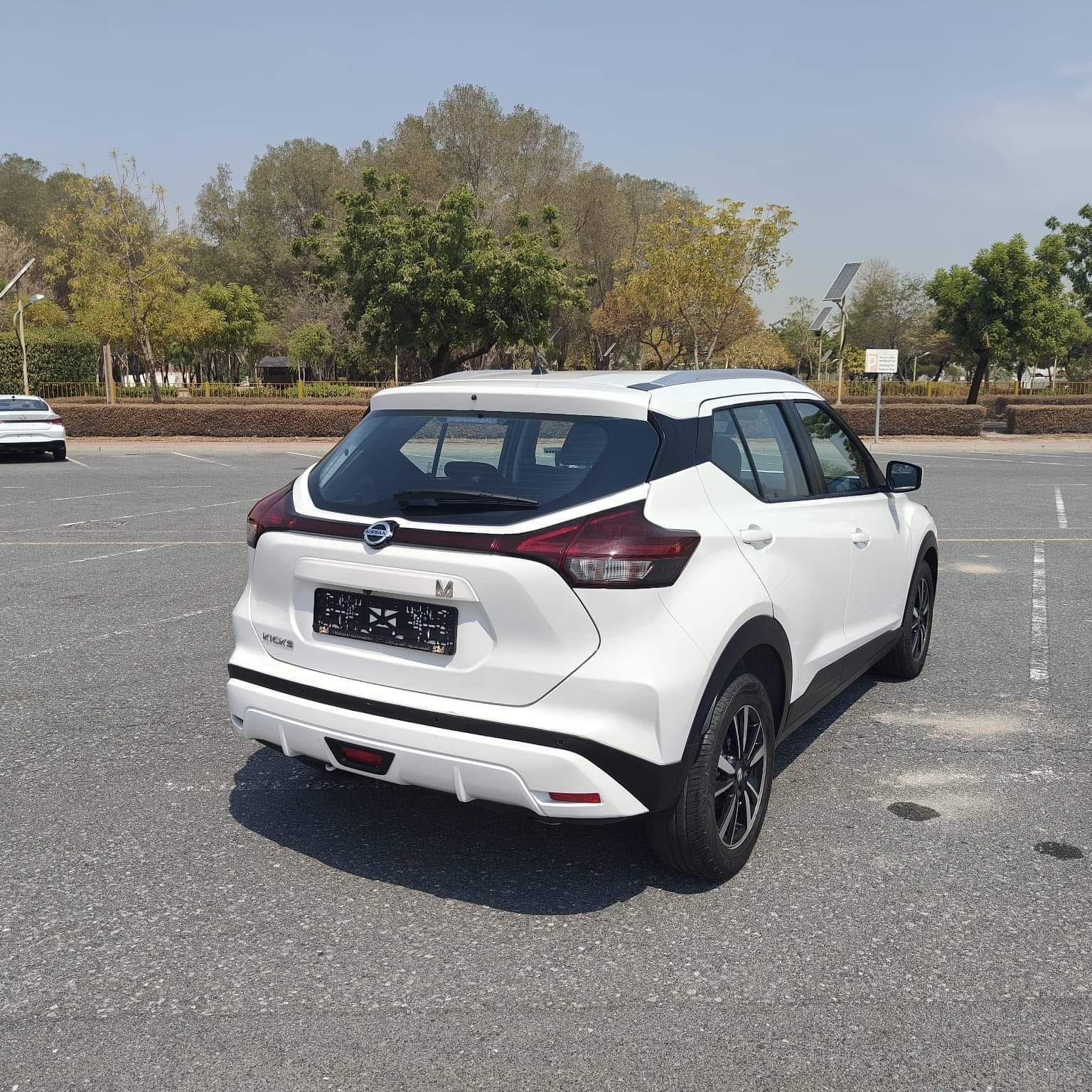 
								2022 | Nissan Kicks 1.6L | White full									