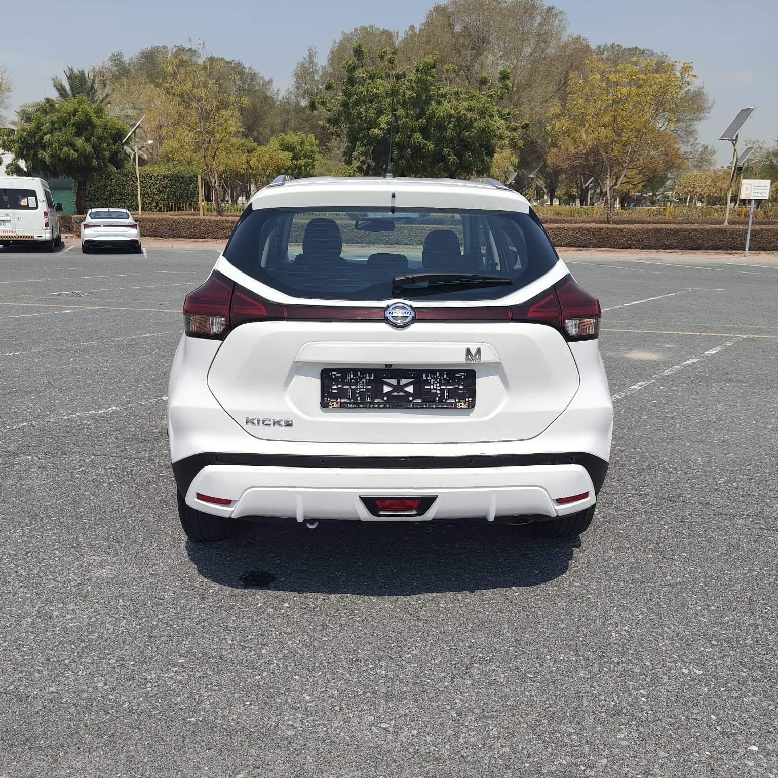 
								2022 | Nissan Kicks 1.6L | White full									