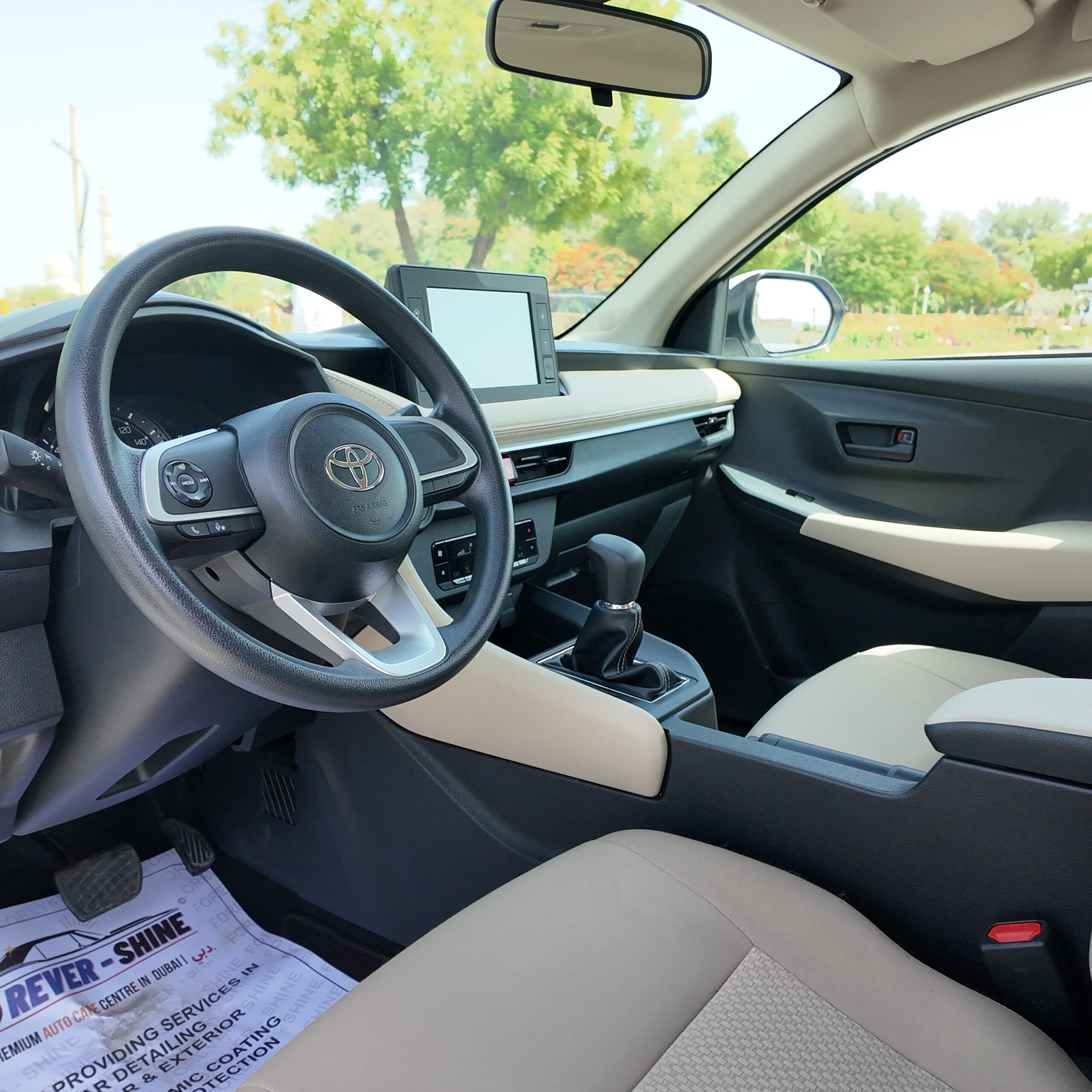 
								2023 Toyota Yaris – White full									