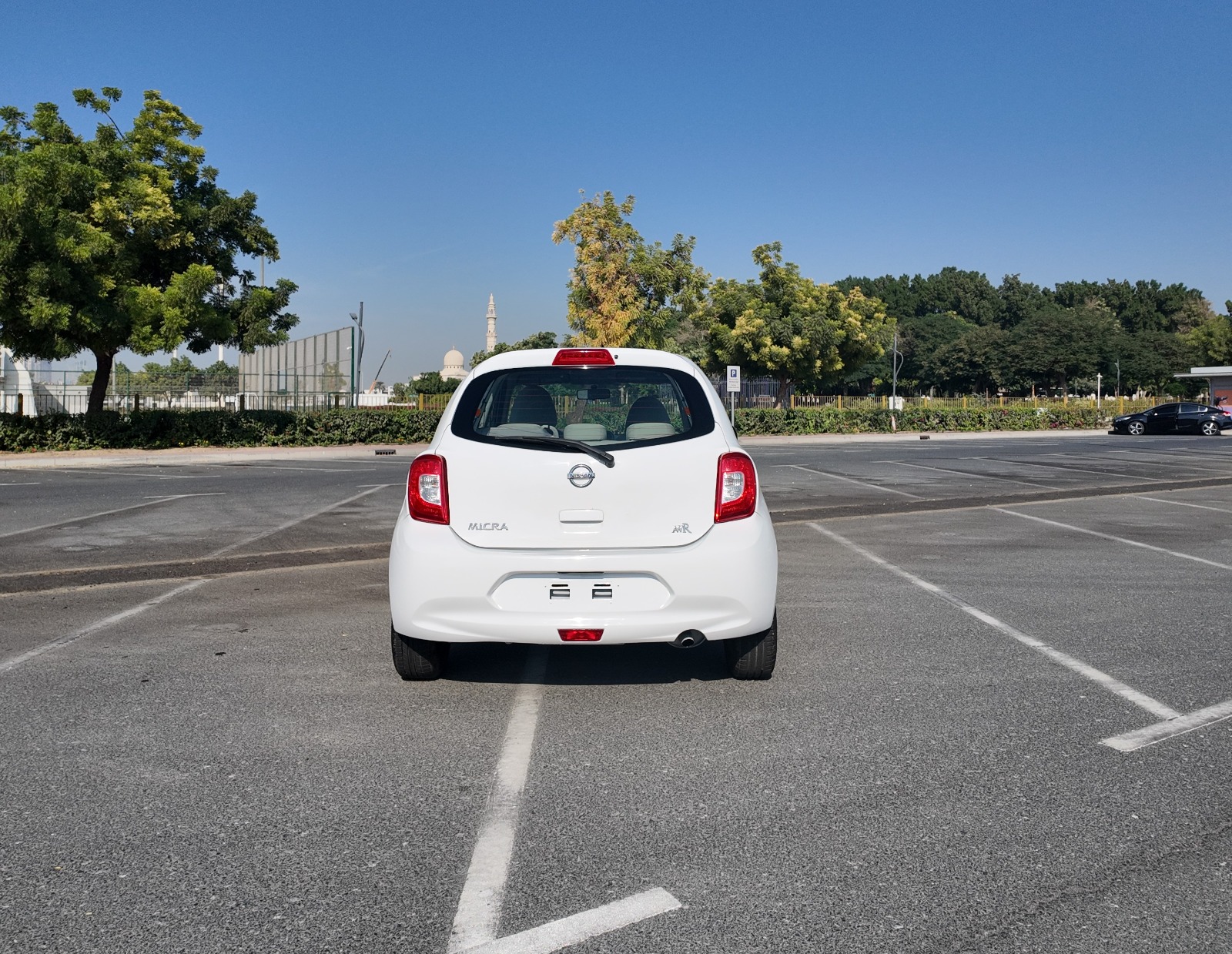 
								2020 NISSAN MICRA WHITE full									