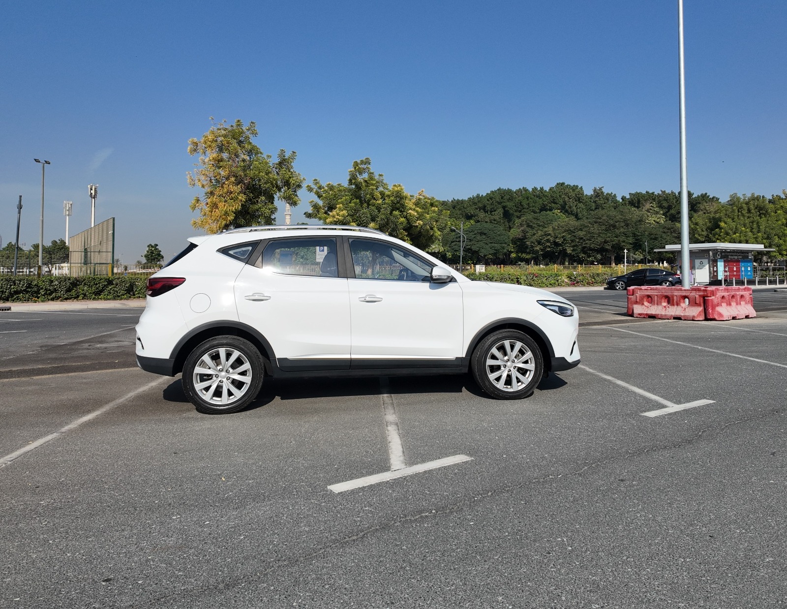 
								2023 MG ZS WHITE – RESERVED full									