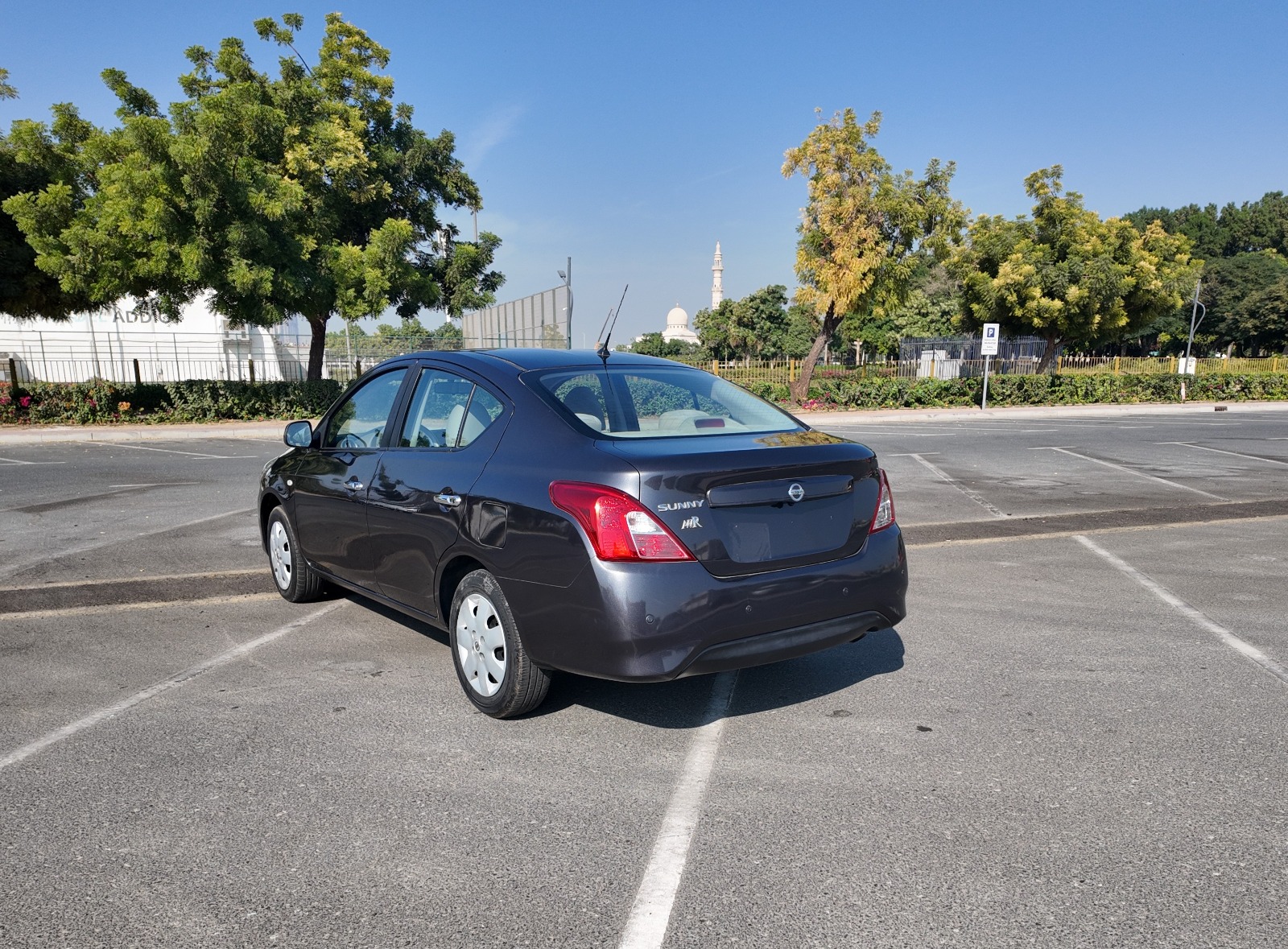 
								2020 NISSAN SUNNY GRAY full									