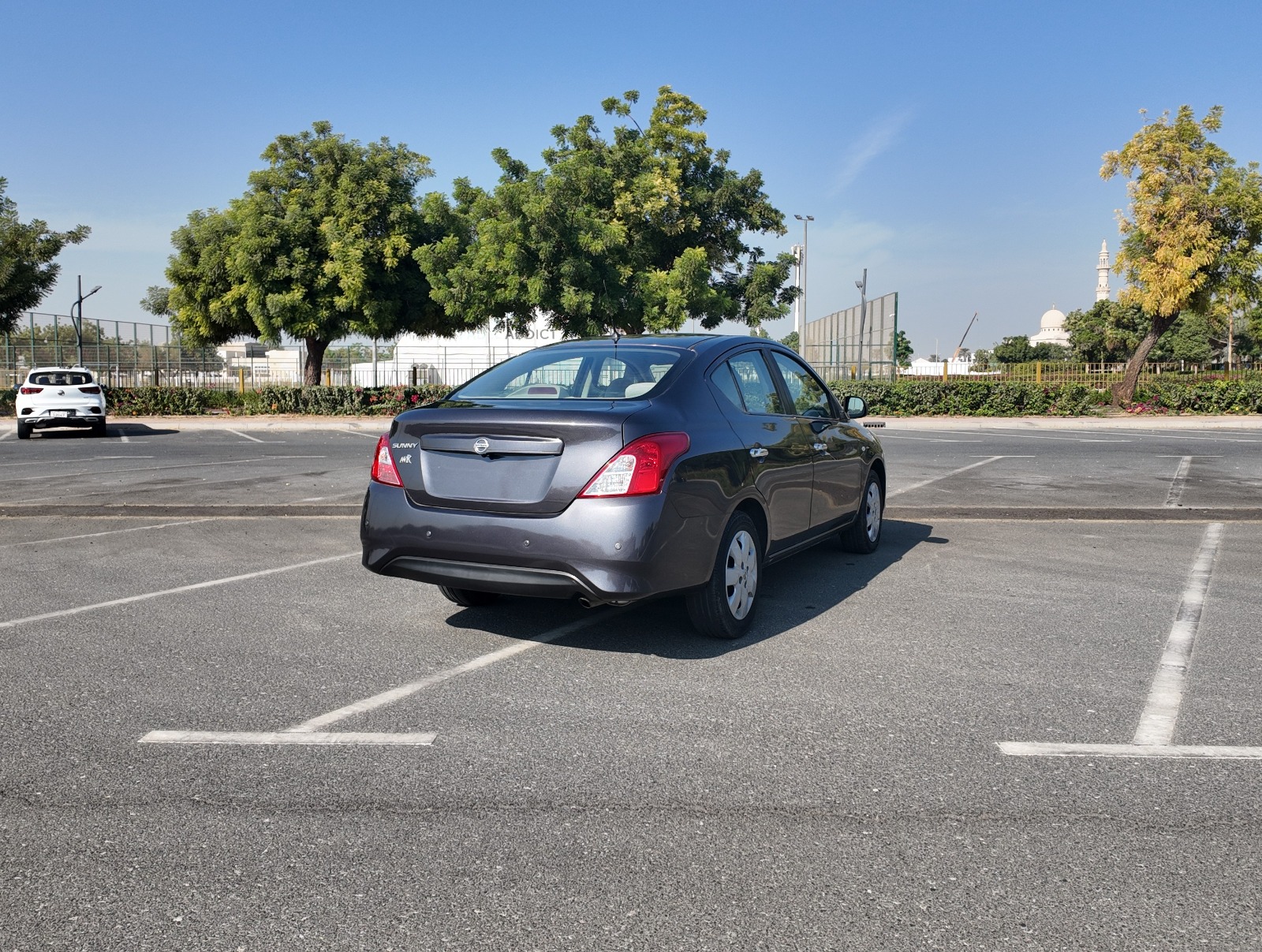 
								2020 NISSAN SUNNY GRAY full									