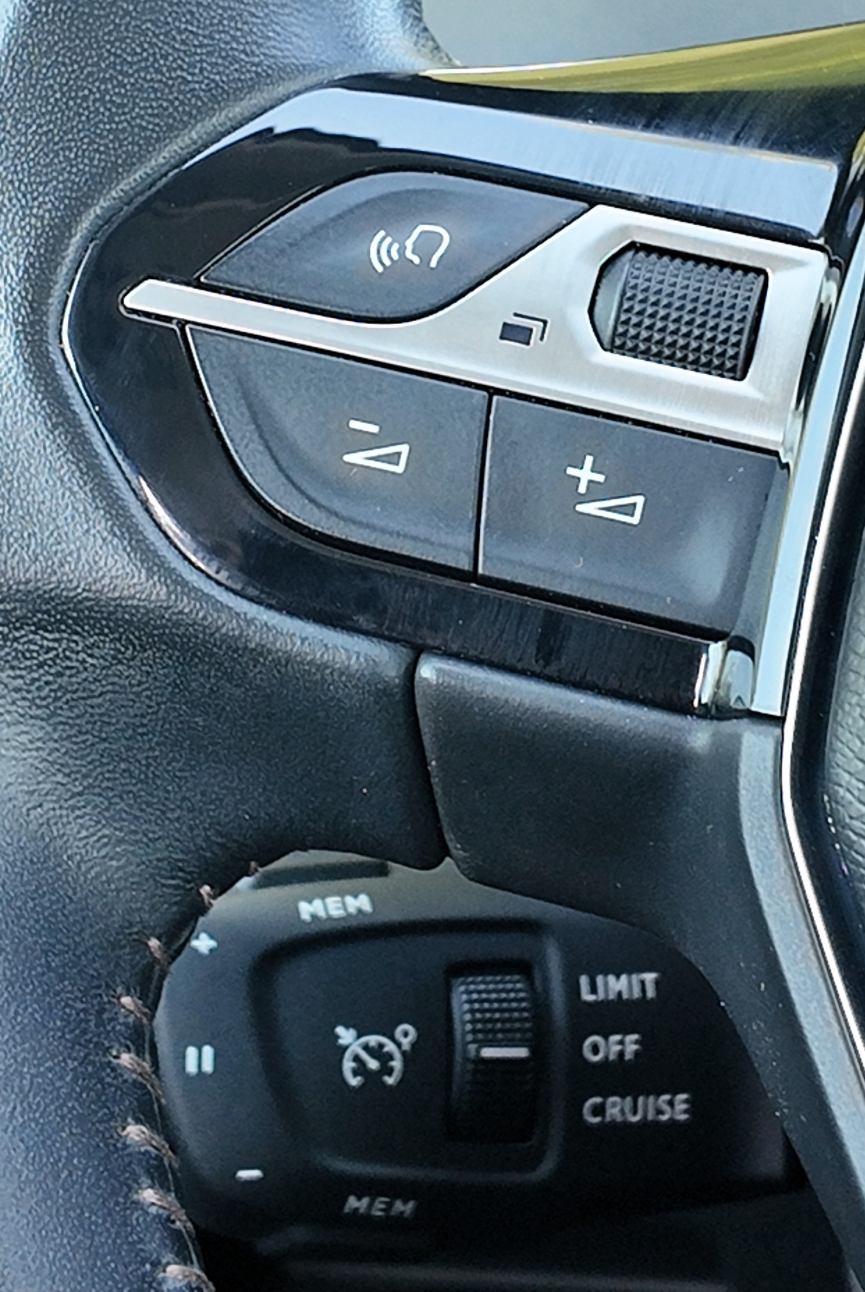 
								Peugeot 3008 1.5L 2023 full									