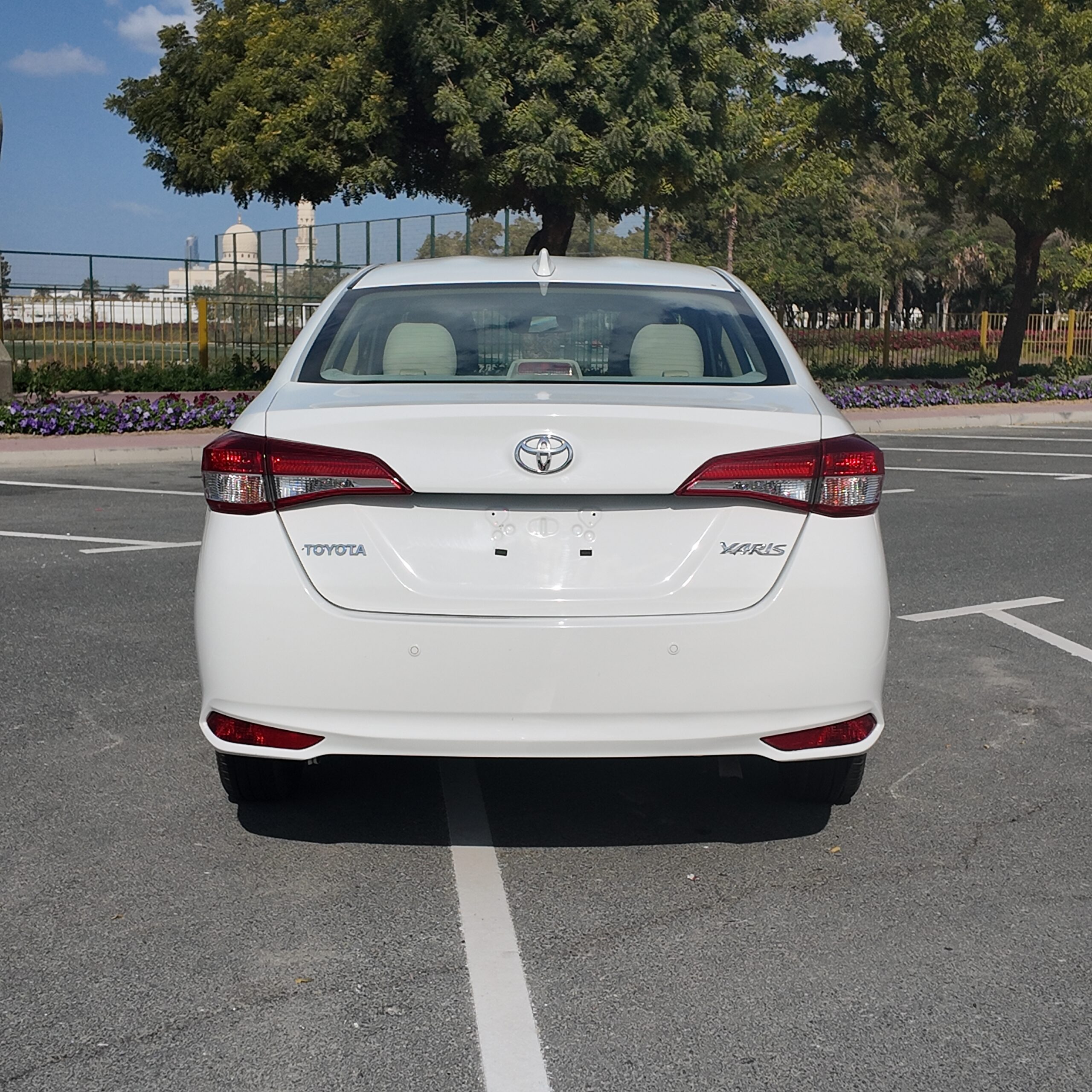 
								Toyota Yaris 2021 White 1.5l full									