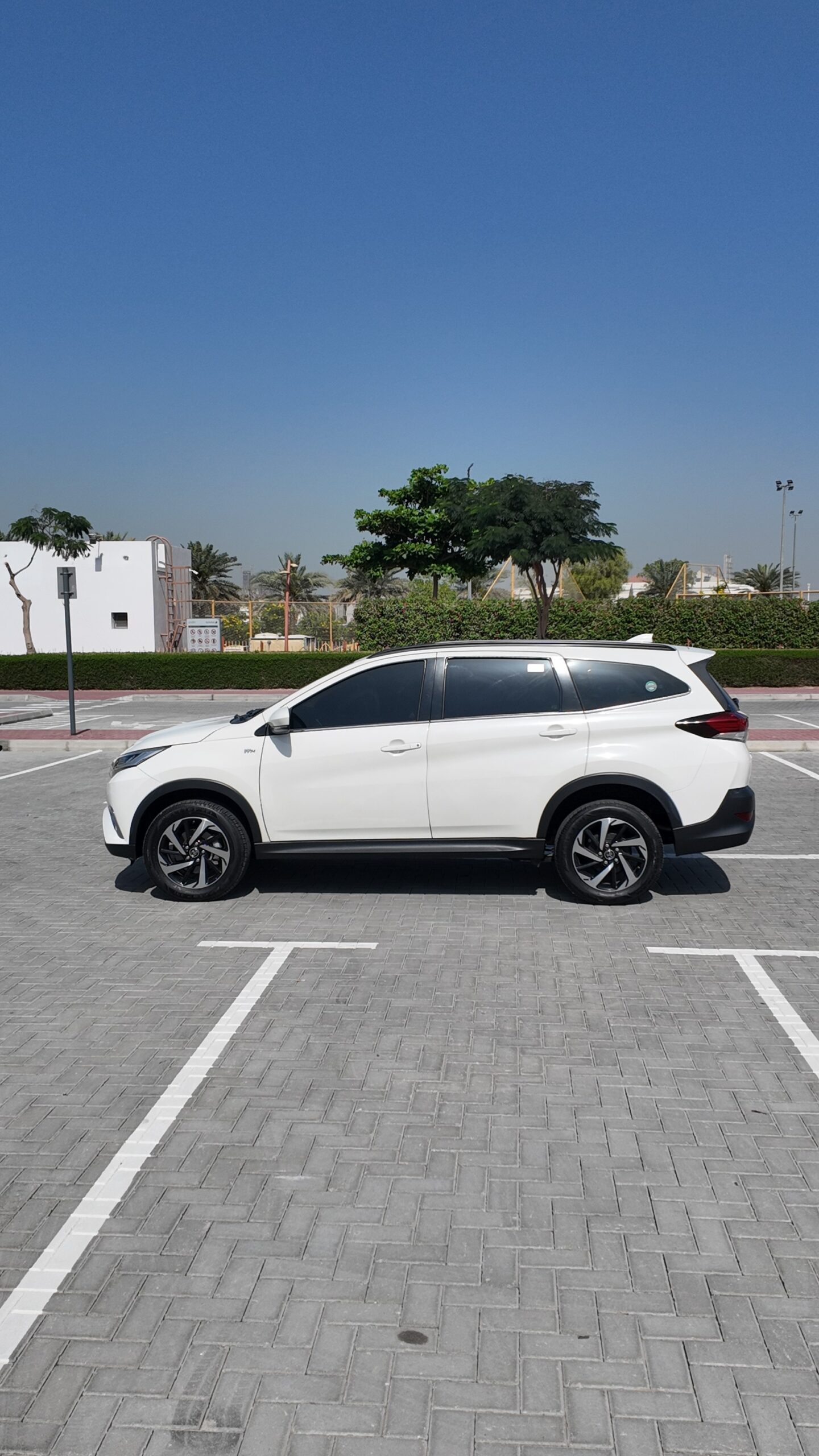 
								2021 Toyota Rush 1.5l Economy Car full									