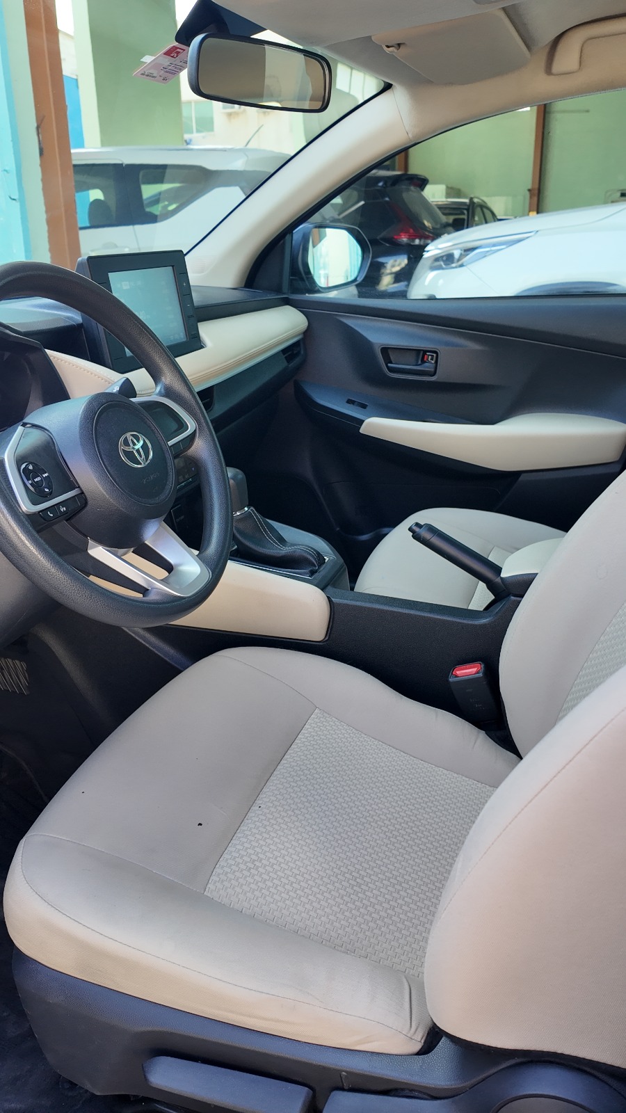 
								2023 Toyota Yaris full									