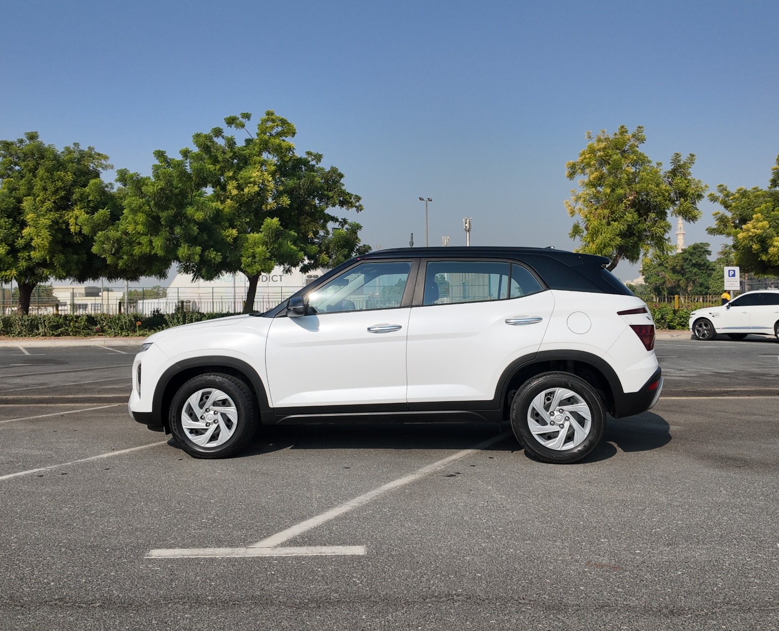 
								2023 Hyundai Creta 1.5l Smart Dual Tone full									