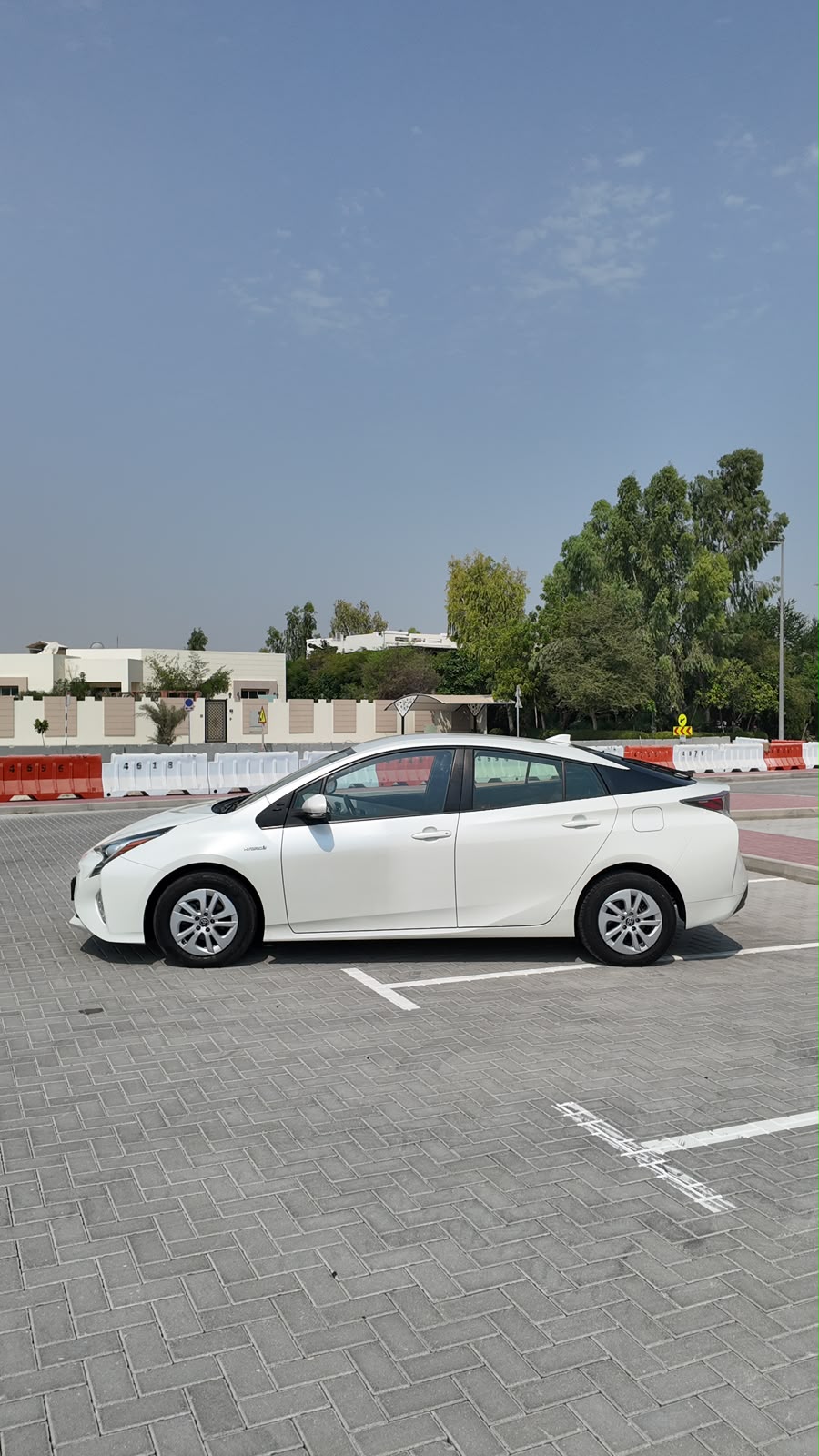 
								2017 Toyota Prius HYBRID full									