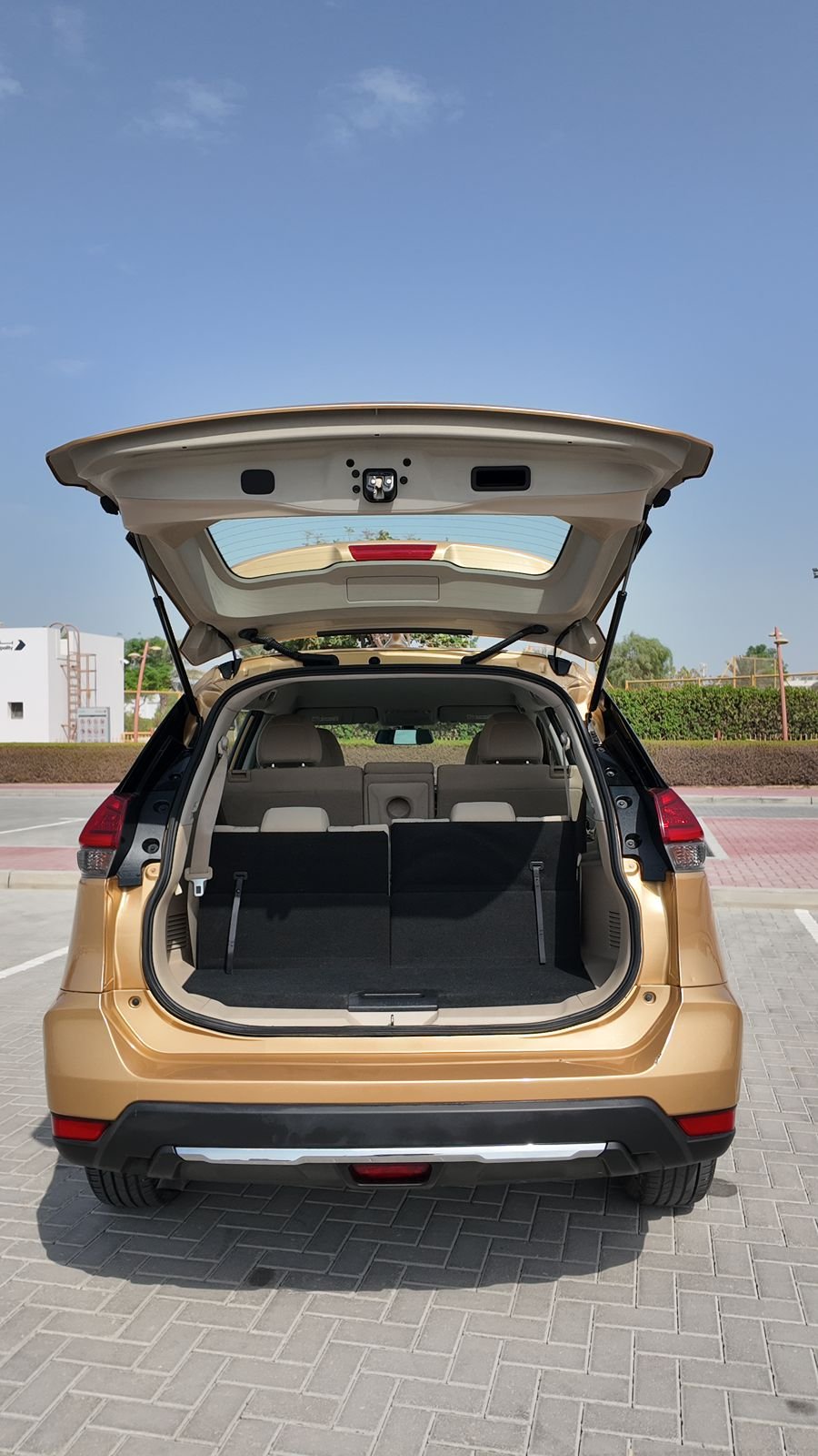 
								2020 Nissan X-tail full									
