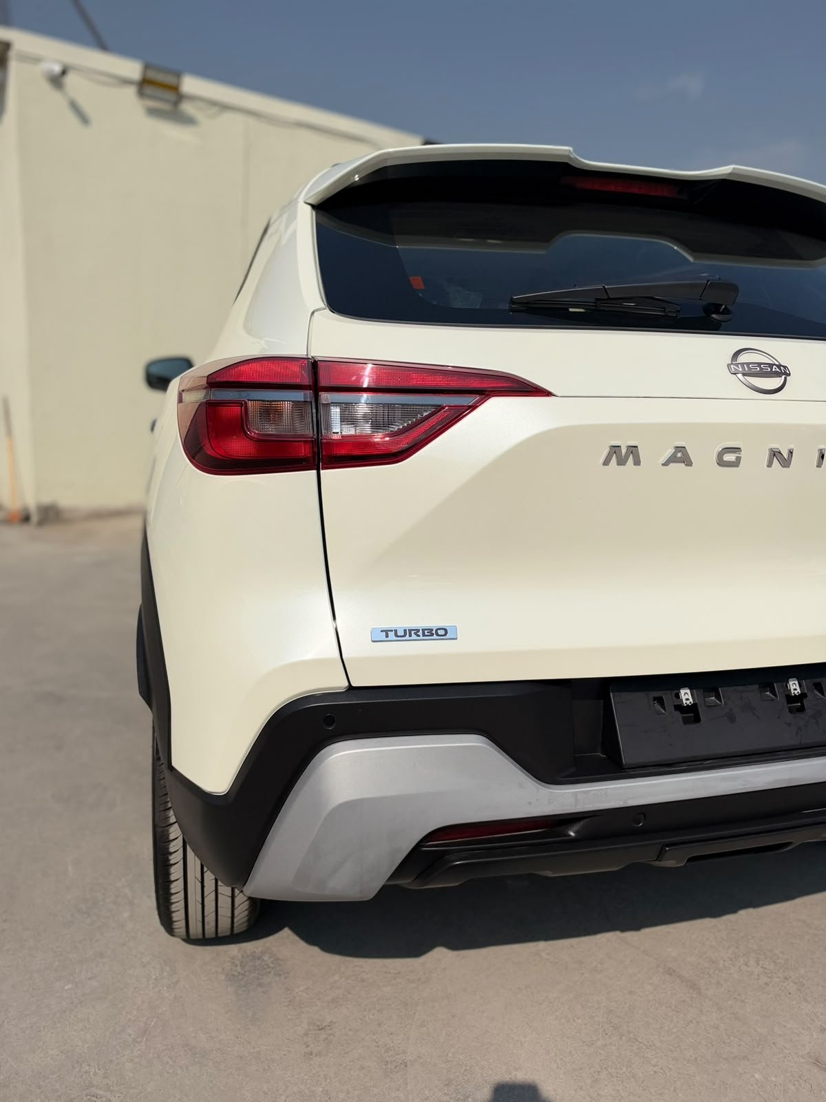 
								Nissan Magnite Turbo full									