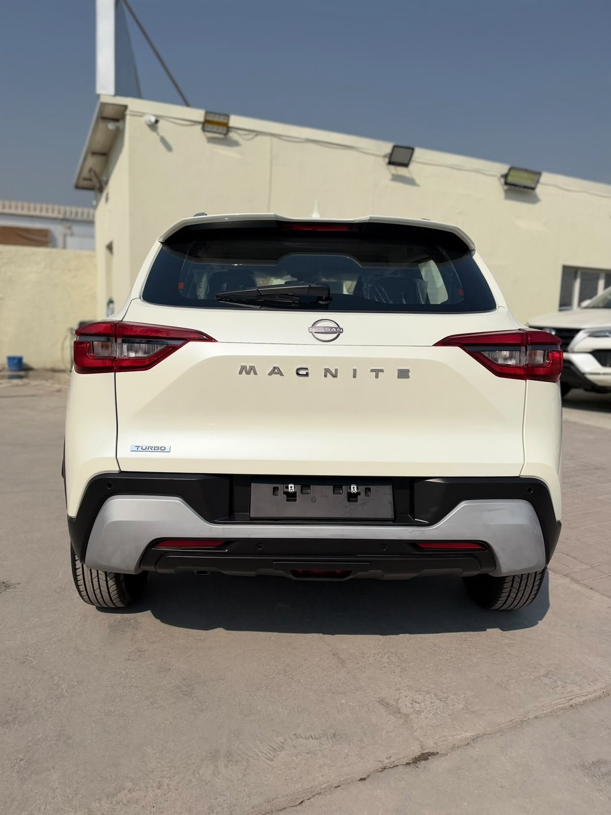 
								Nissan Magnite Turbo full									